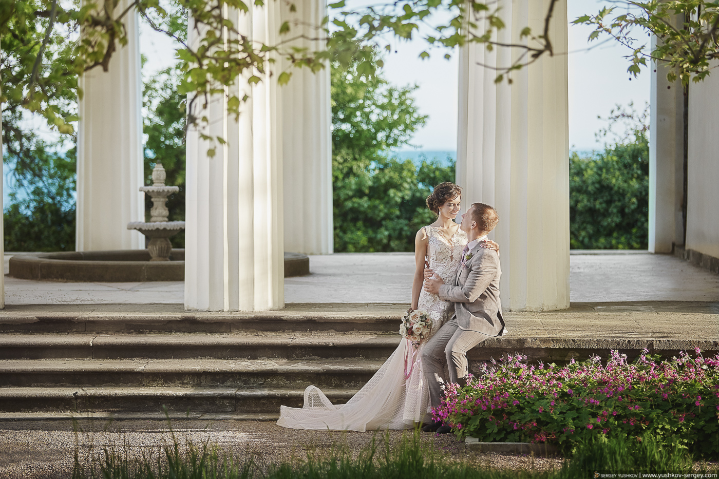 Красивая свадебная фотосессия в Крыму. Парк Воронцовского дворца в Алупке. Фотограф - Сергей Юшков.