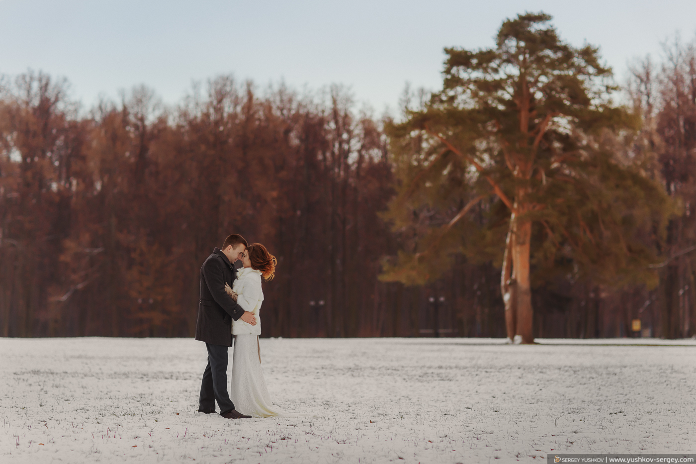 Зимняя фотосессия «Свадьба для двоих» в Москве в парке Царицыно и ГУМе