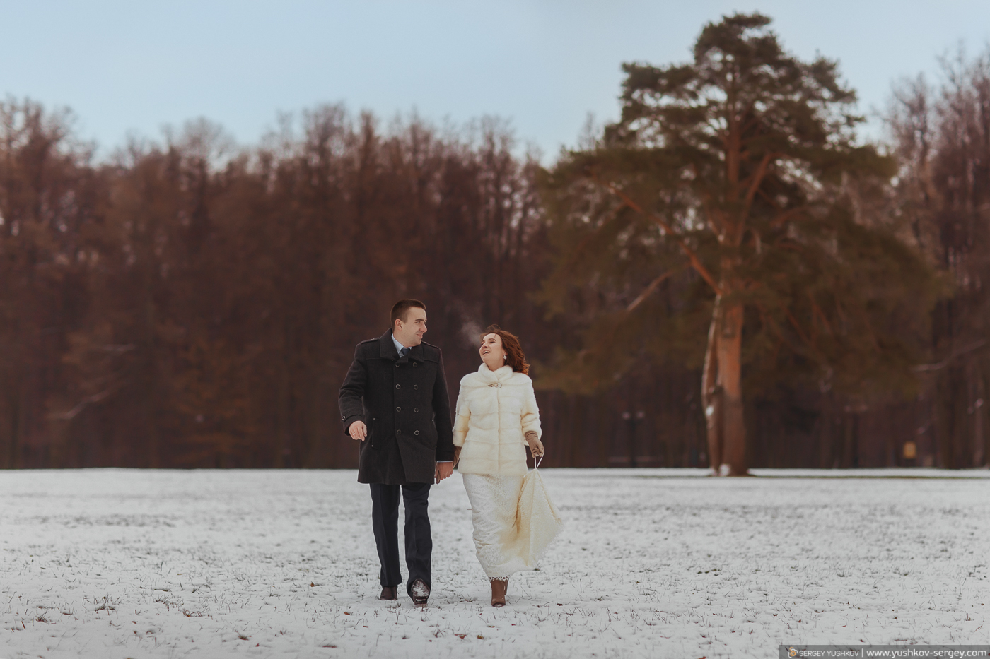 Зимняя фотосессия «Свадьба для двоих» в Москве в парке Царицыно и ГУМе