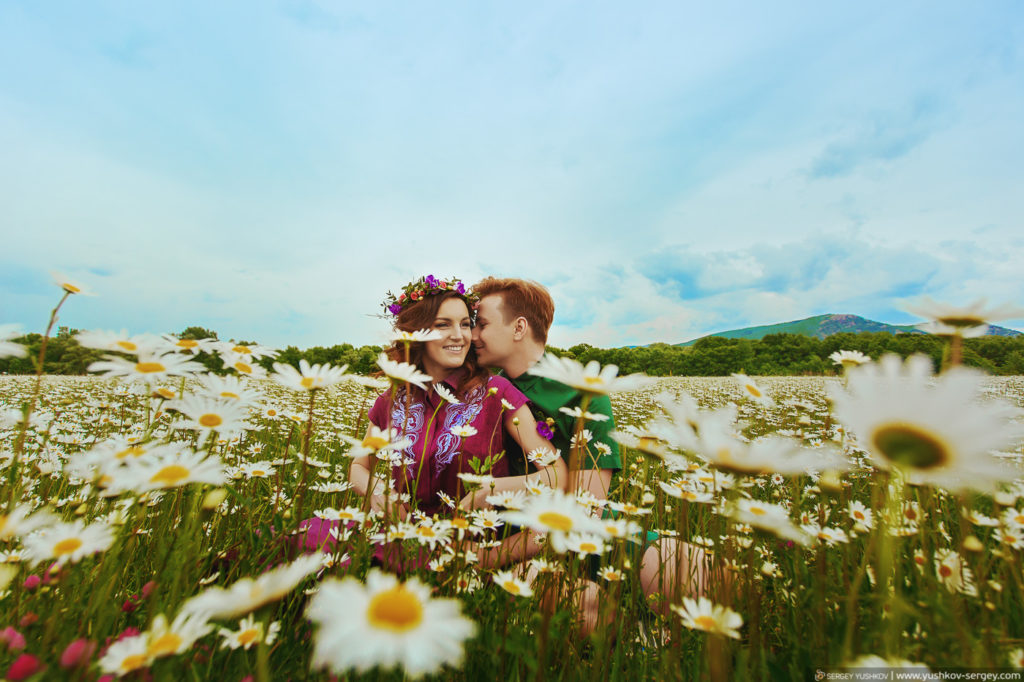 Романтическая фотосессия на ромашковом поле Для двоих в Крыму. Фотограф - Сергей Юшков