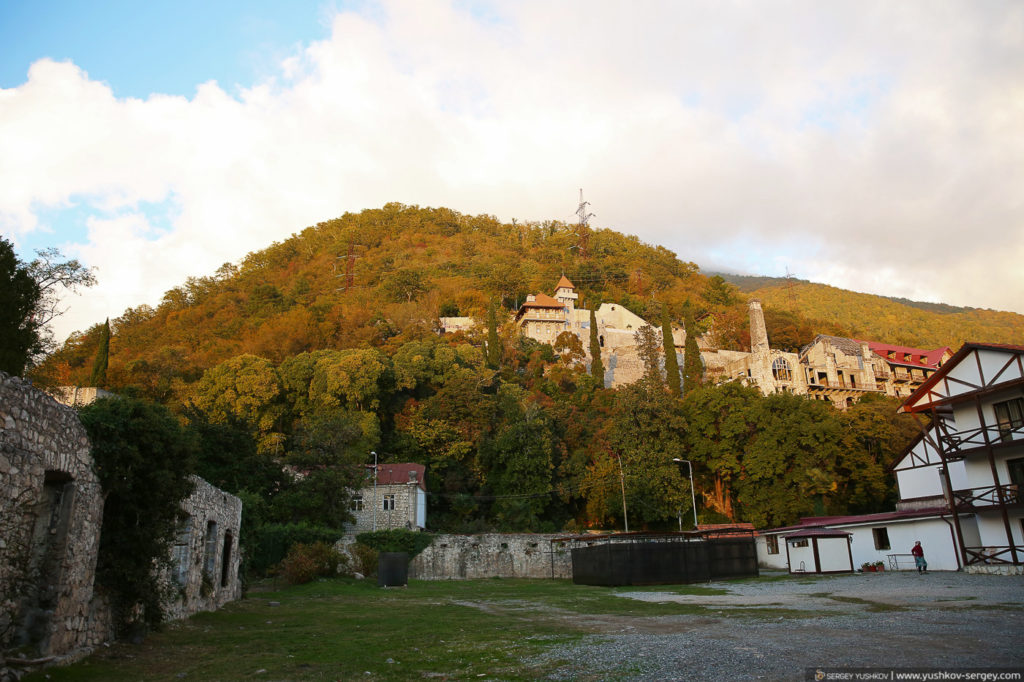 Крепость Абаата. Вид на замок принца Ольденбургского. Гагра. Абхазия