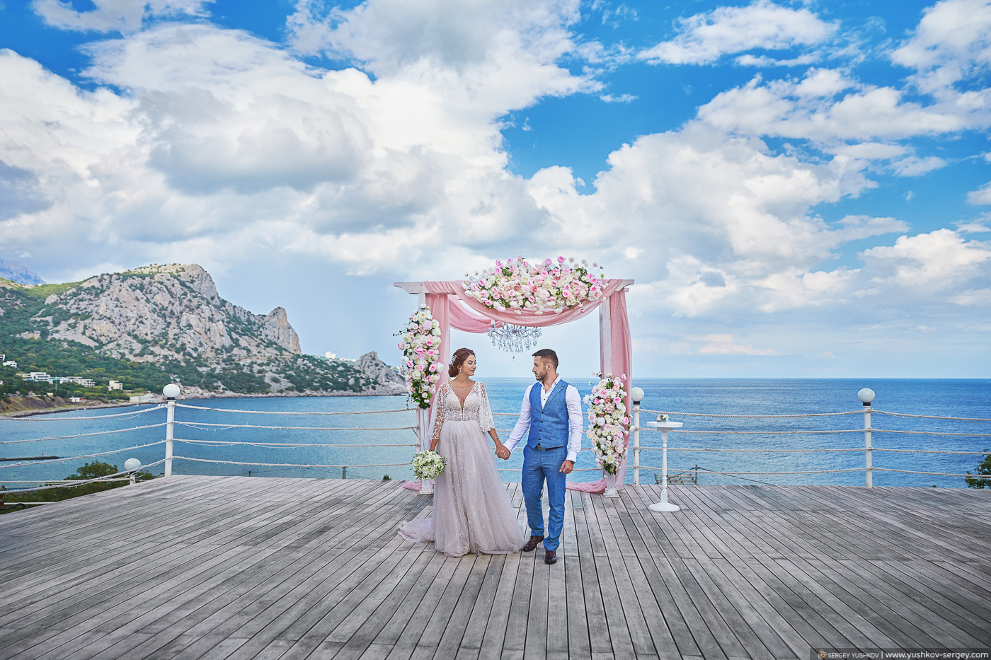 Свадьба для двоих. Выездная церемония на фоне моря. Крым.