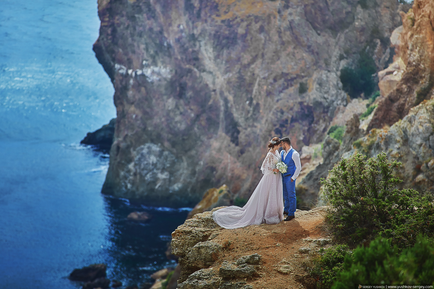 Свадьба для двоих в Крыму. Выездная регистрация на фоне моря.