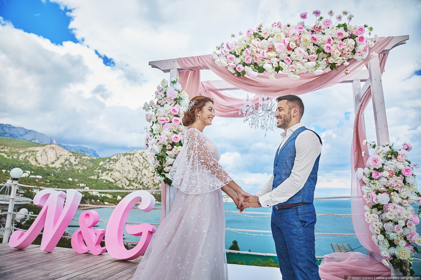 Свадьба для двоих в Крыму. Выездная регистрация на фоне моря.