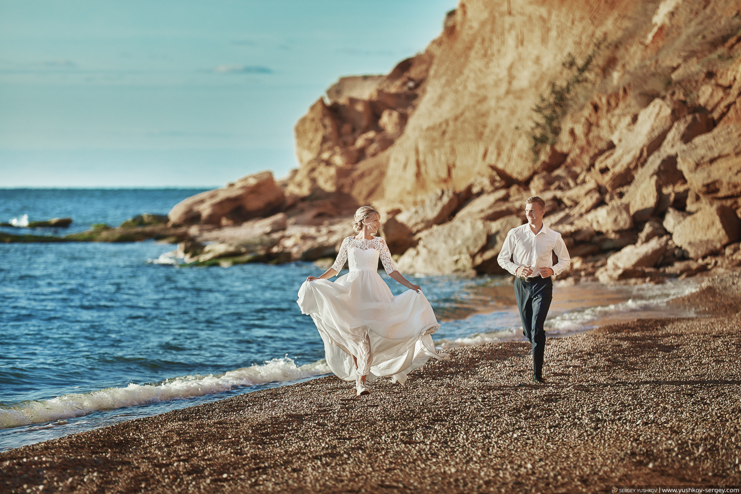 Свадьба для двоих в Крыму. Фотосессия на закате у моря, на пляже. Свадебный фотограф - Сергей Юшков.
