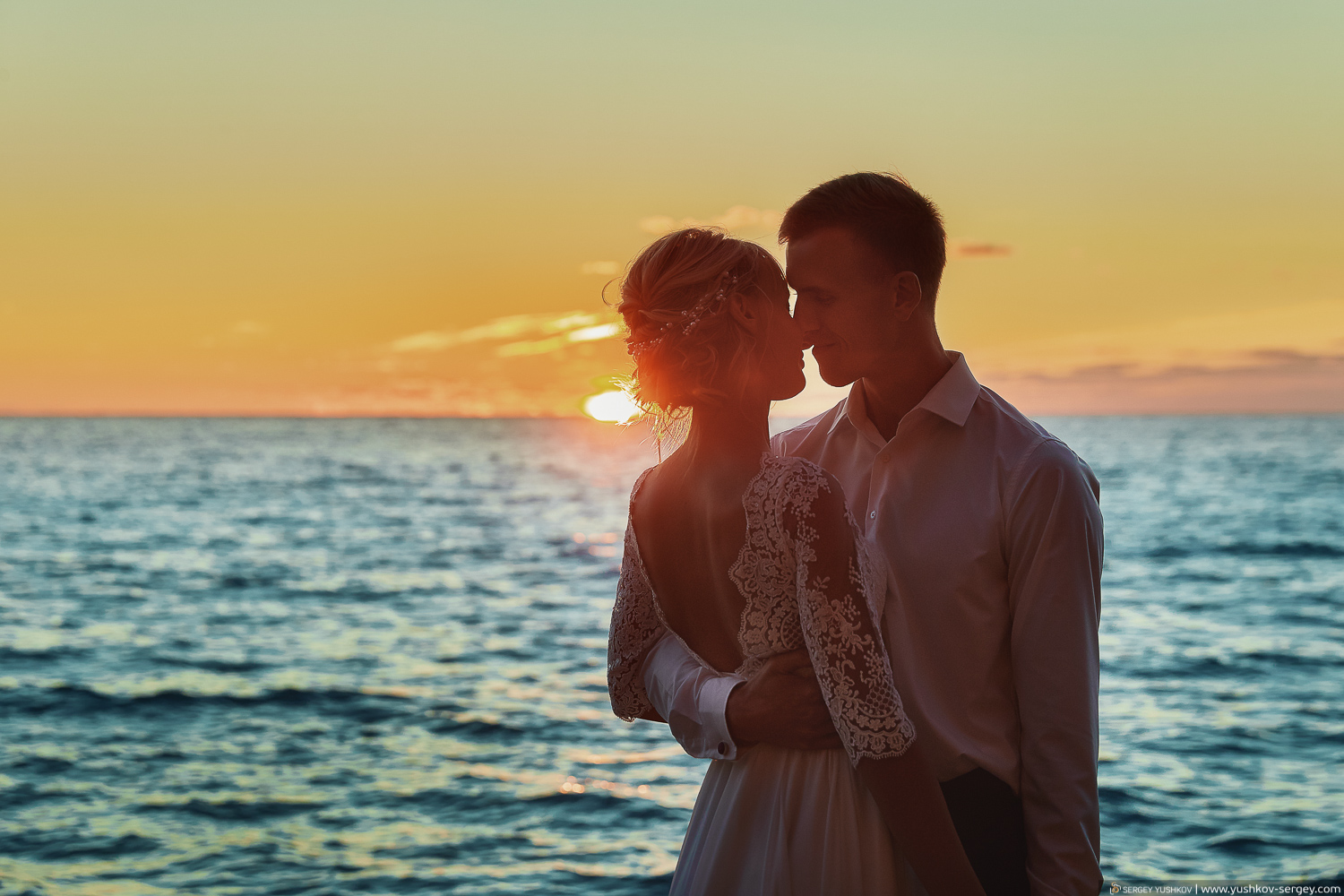 Свадьба для двоих в Крыму. Фотосессия на закате у моря, на пляже. Свадебный фотограф - Сергей Юшков.