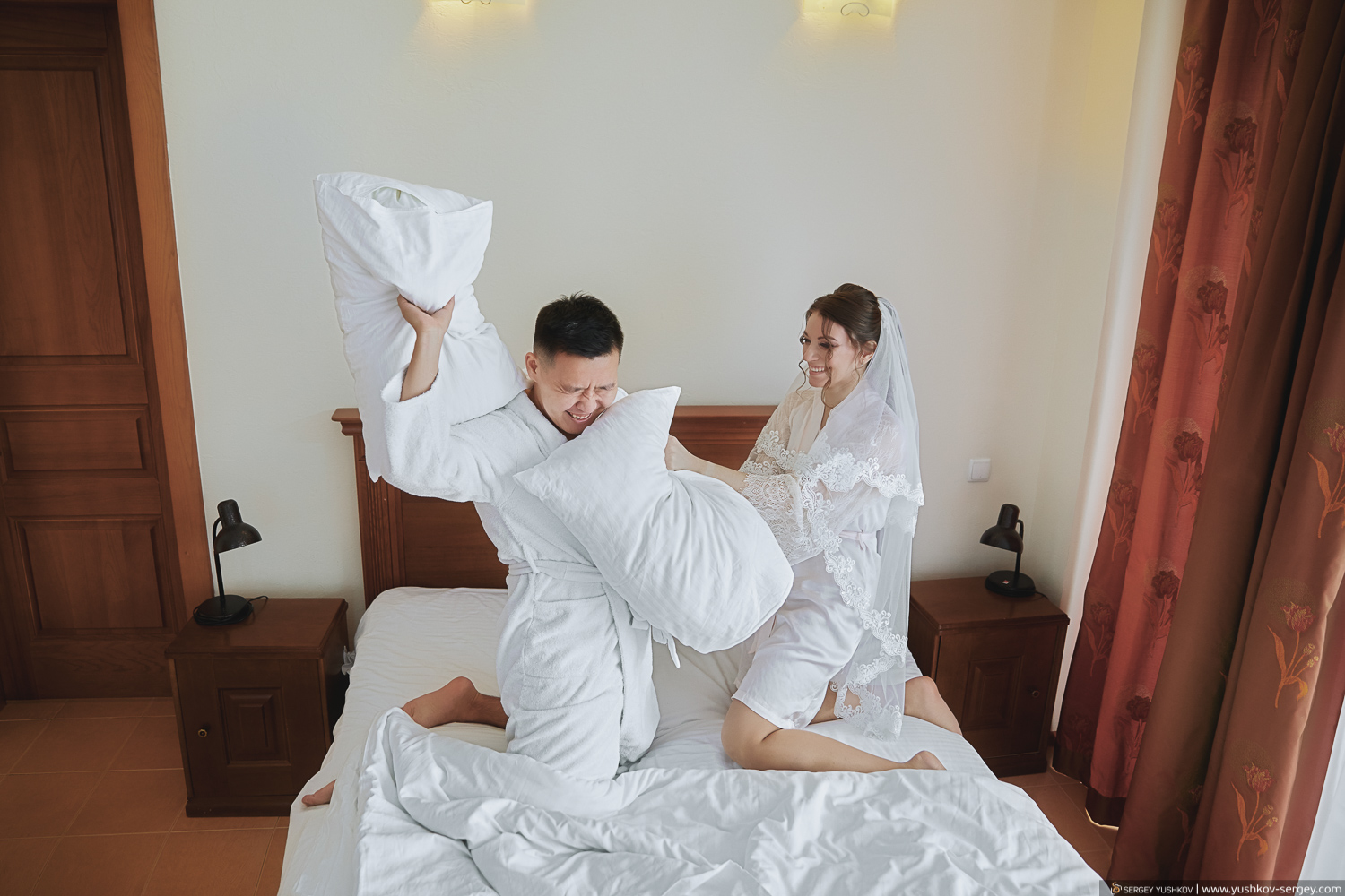 Утро жениха и невесты в отеле в Крыму. Свадебный фотограф - Сергей Юшков